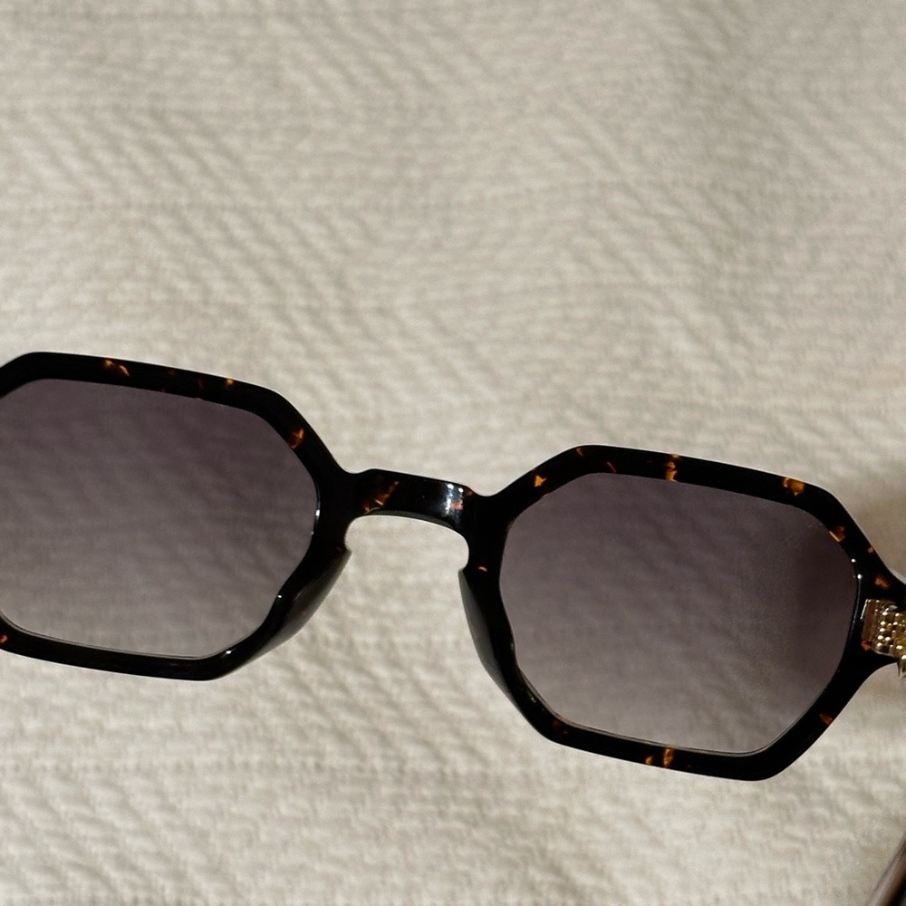 Classic Tortoise Shell Sunglasses - Picture 5 of 7